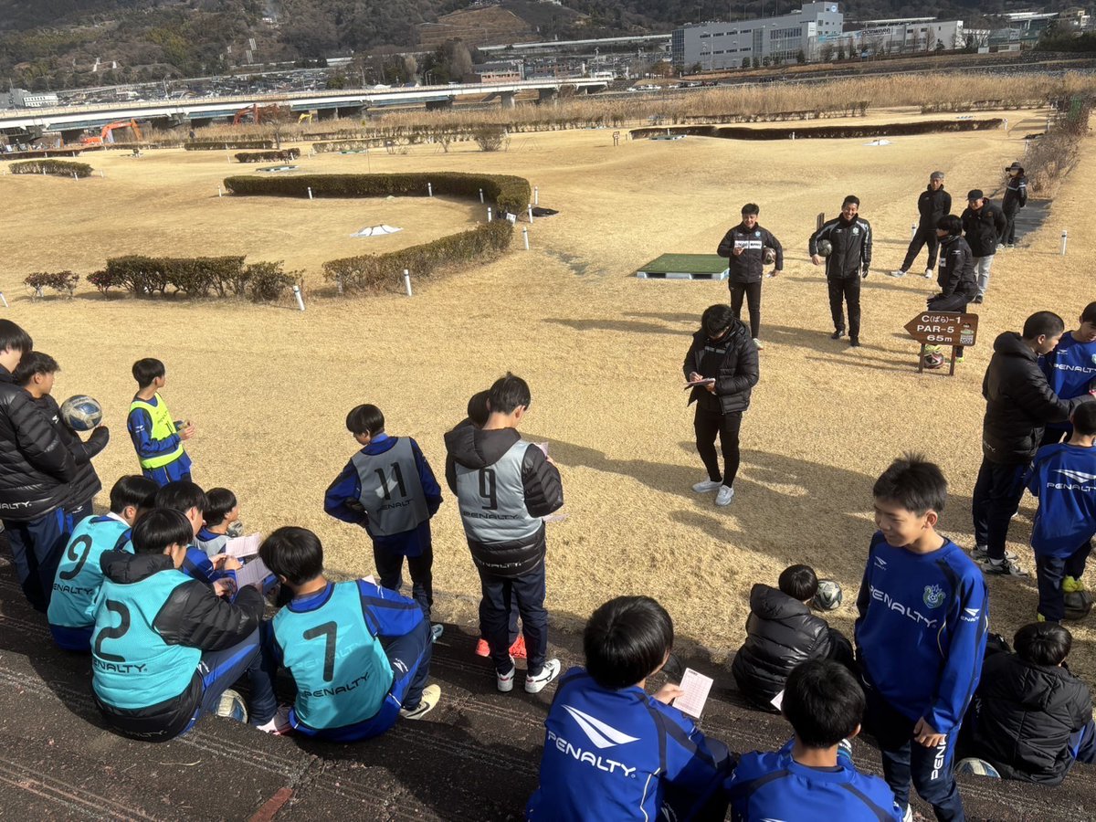 bellmare_acad's tweet photo. 🟢U-15情報🔵

U-15チームビルディングとして、フットゴルフシニア日本代表の #新井晋 選手をお迎えし、フットゴルフに挑戦⚽

新井選手からフットゴルフの奥深さや楽しさを教えていただき、チームの絆を深めることができました🤝

#bellmare https://t.co/e1NnTVhokC