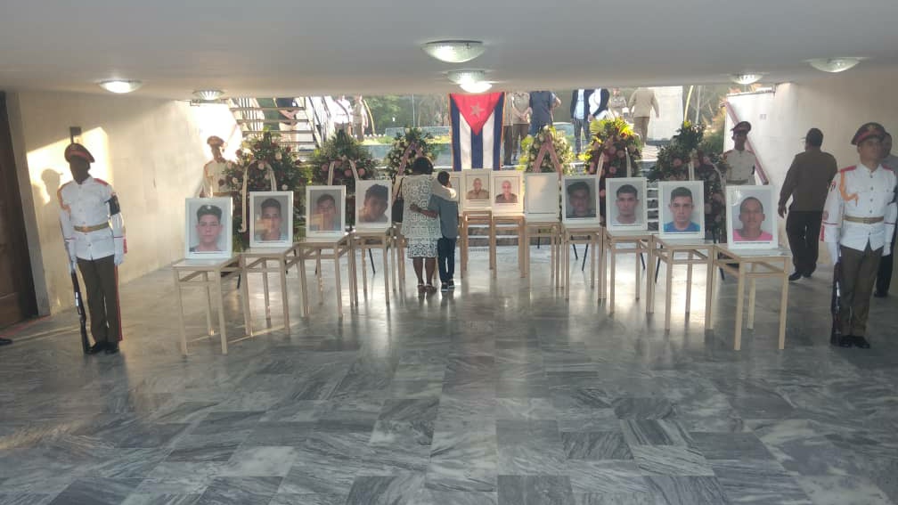 #Cuba rinde homenaje póstumo y honra a los 13 valientes miembros del <a href="/MinfarC/">Minfar_Cuba</a> que cayeron justo en total cumplimiento del deber. Llegue a familiares y amigos las más sentidas condolencias.