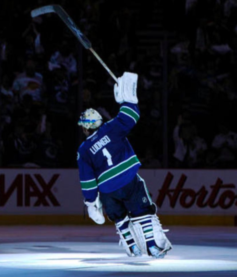 surleevintner's tweet photo. @Super70sSports I’m not even a Canucks fan but this guy, Roberto Luongo, @strombone1 , always carries himself with grace, humour, and humility.  Great on all fronts. https://t.co/Xf4WD9qeRx
