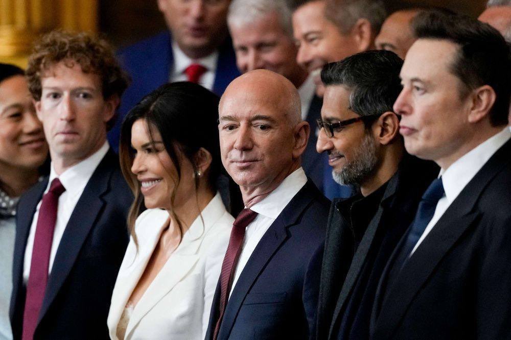 derintuncay's tweet photo. Oligarşinin altın çağı başladı. Trump'ın yemin töreninde arkasında yer alan dünyanın en zengin ilk üç kişisinin (Musk, Bezos, Zuckerberg) servetine 2029 yılında tekrar bakarız. https://t.co/5OmZi1xS6Q