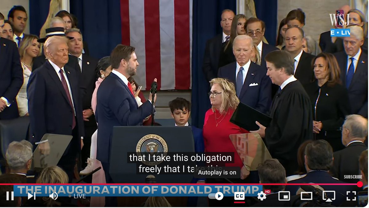 这位穿红衣服的女士有一段故事：

她的丈夫抛弃了她和家人，她努力维持生计。她与毒瘾斗争了多年，但她没有放弃。

今天，她看着自己 40 岁的儿子成为美国副总统，這是一種什麼樣的心情！

可見這是一個多么伟大的国家啊。🇺🇸👍👍