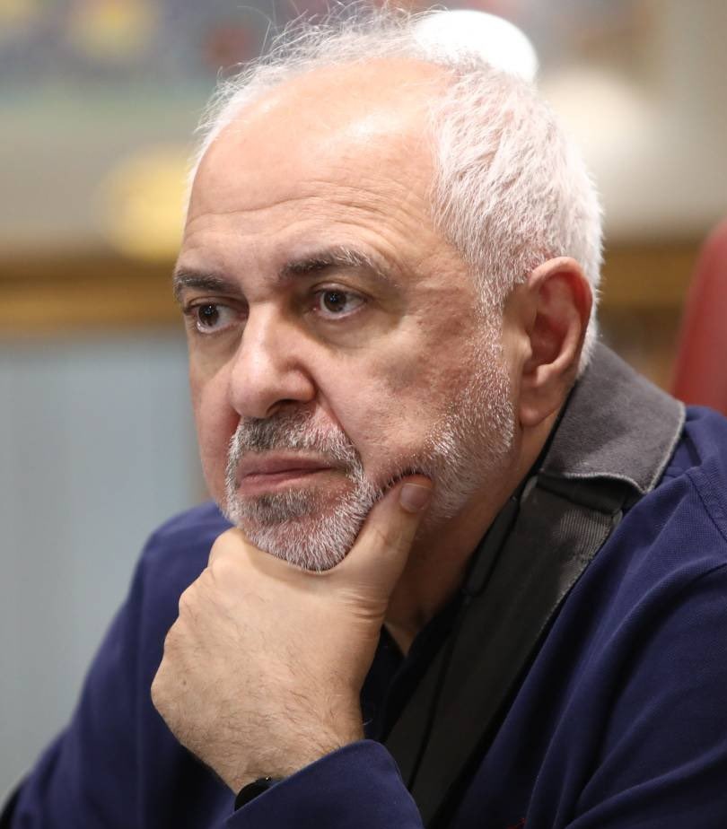 khorashadi_eh's tweet photo. اگه فکر کردید #ظریف داره تنهایی میره اجلاس #داووس، سخت در اشتباهید؛
سرقفلی و عضو ثابت لیبرالها توی داووس رو هم با خودش میبره؛ البته بهتره بگیم #سریع_القلم هست که ظریف رو با خودش میبره... https://t.co/XvscmPsFyQ
