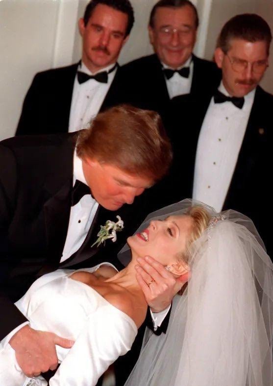 De millonario a presidente: la vida de Donald Trump como nunca antes la habías visto. 📸🧵

¡Estas imágenes te sorprenderán!

1️⃣ Donald Trump besa a Marla Maples frente a los fotógrafos tras su boda en el Plaza Hotel, NY, 20 de diciembre de 1992.