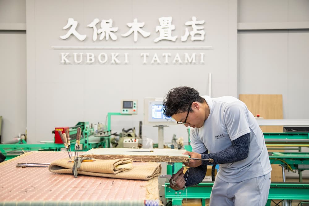 🎤𝗧𝗮𝘁𝗮𝗺𝗶 畳の歴史と文化――これからの可能性

先週は久保木畳店との共催で、「畳」についての講演会とワークショップを開催。畳がなぜ長年に渡り日本文化に根付いてきたのか？　畳制作の実演があった翌日は、参加者の皆さんとコースターづくり🌾

mcjp.fr/ja/la-mcjp/act…