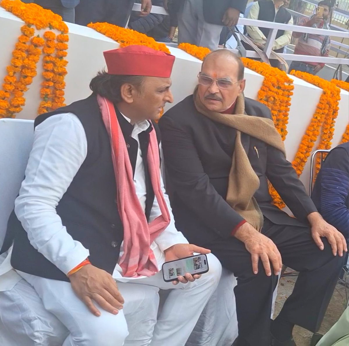 idpyadav's tweet image. समाजवादी परिवार से शुरू से मेरा पारिवारिक रिश्ता रहा है । हम एक दूसरे के सुख दुख के साथी रहे है । इस दुख की घड़ी मैने परिवार के सभी सदस्यों से मुलाकात की और सांत्वना दिया और श्रंद्धाजलि अर्पित किया किया । 
.
.
#AkileshYadav #dpyadav