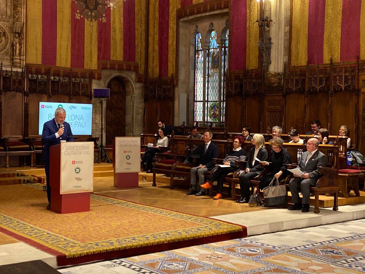 "Avui reconeixem la tasca dels Hibakusha, els supervivents als bombardejos d'Hiroshima i Nagasaki, en defensa del desarmament i la pau. La ciutat de Barcelona es posiciona així per la pau i els DDHH"

Paraules de l'alcalde de Barcelona en l'acte 'Barcelona, ciutat de pau'