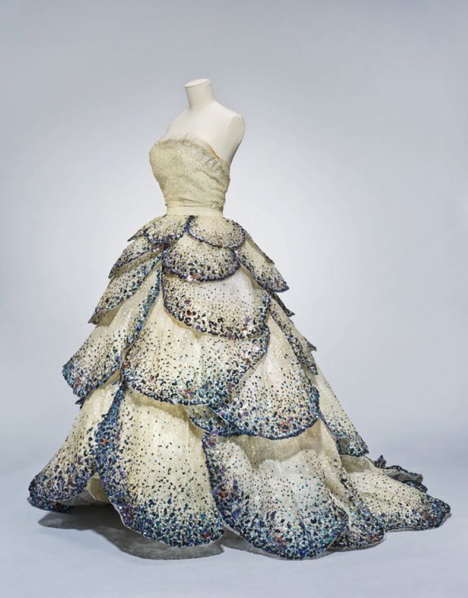 MadameGilflurt's tweet photo. Happy, happy birthday to Christian #Dior. Let’s celebrate with the #frockingfabulous Junon! #fashionhistory of c.1949, via the Met. https://t.co/sV3ui2N9bd