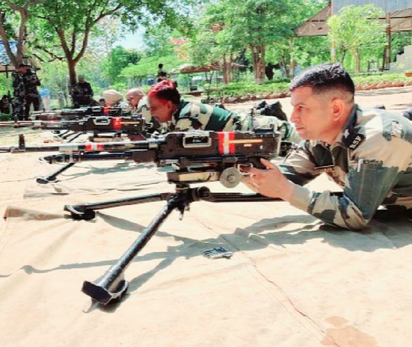BSF_TCS's tweet photo. #PicOfTheDay
"Stay Focussed, ignore distractions."
सीमा सुरक्षा बल - सर्वदा सतर्क..
#BSF
#SupportWeapon
#NationFirst
#FirstLine https://t.co/2KETxD2ws3