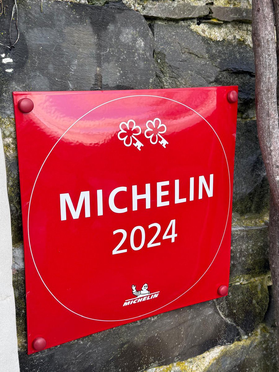The Samling (@thesamlinghotel) on Twitter photo 🔑🔑
We are delighted to receive our Michelin Keys plaque.
Now sharing pride of place with our Michelin Star plaque, on the iconic Samling front door arch.
Well done team 👏🏼
#michelin #michelinkeys #redisthecolour
<a href="/MichelinGuideUK/">The MICHELIN Guide</a> 🔑🔑
We are delighted to receive our Michelin Keys plaque.
Now sharing pride of place with our Michelin Star plaque, on the iconic Samling front door arch.
Well done team 👏🏼
#michelin #michelinkeys #redisthecolour
<a href="/MichelinGuideUK/">The MICHELIN Guide</a>