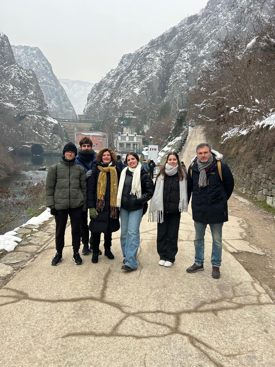En el segundo día de la movilidad a Macedonia de nuestro proyecto KA210 sobre emprendimiento social, nos hemos desplazado a la ciudad de Skopje; en concreto, a la central eléctrica situada en el paraje natural de María. Esta central es un ejemplo de fuente de energía renovable.