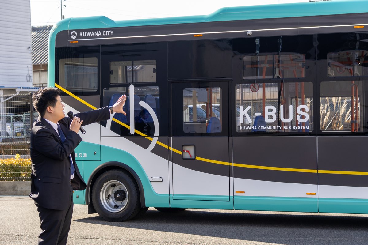 市で初めてとなるEV型のコミュニティバス車両を導入するため、出発式が