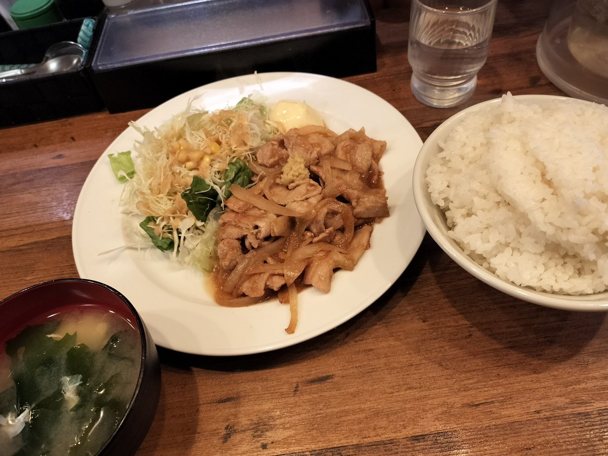 フリーランスの仲間と隠れ家的な定食屋さん発見🍚午後も頑張る！