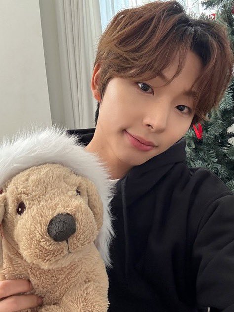 BDUFRANCE's tweet photo. 📸 | TWITTER

⟩ #MINSEO :  Biyu ~ vous me manquez aujourd’hui aussi ! Portez bien votre masque pour ne pas tomber malade et fighting pour aujourd’hui !! 🍀

#BDU #비디유 #KIMMINSEO #김민서 https://t.co/5hPyHYOyUe