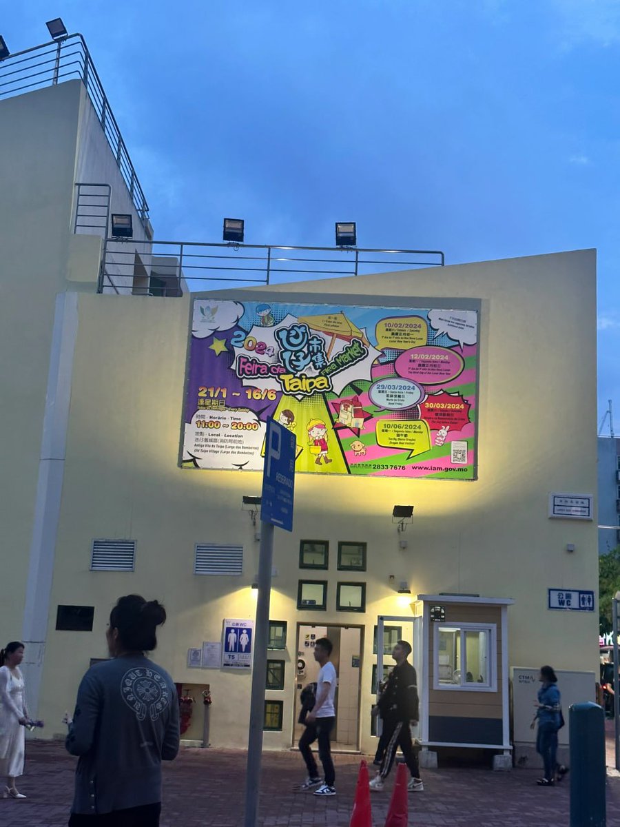 “我能接受这世间所有的虚情假意，因为生活需要，但我不屑成为虚情假意之人，飞鸟与鱼不同路，简简单单做自己……”