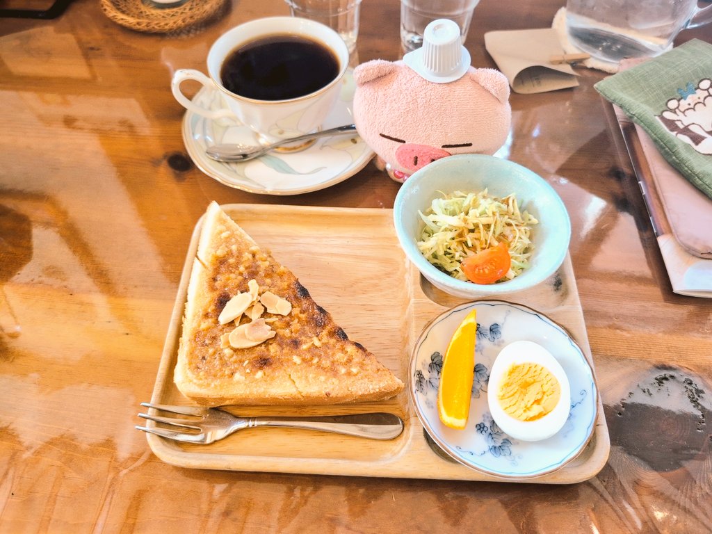 mie_mie_mieyan's tweet photo. アーモンドバター送るからぁーという大義名分があるので、モーニング食べられてありがたい休日
平日は弁当ばっかで楽しくないから、せめておやつは好きなだけ食べさせて
#食欲を高め合うつどい
#ぶたた飯
#ぶたた
#patons
#木の家 https://t.co/YBY1nFxgSr