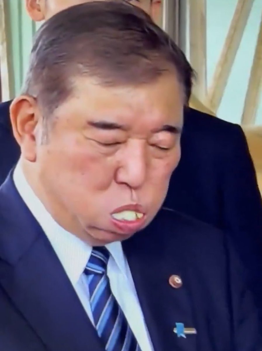 左）就任初日からガンガン大統領令署名する人
右）就任初日からずっとだらしない人