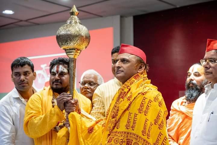 हाथ में गदा लेकर और अंग में सीताराम की चुनरी ओढ़ कर यह संविधान की रक्षा करेंगे।
महामूर्ख है वह दलित समाज के लोग जो इन्हें अपना मसीहा समझते हैं।