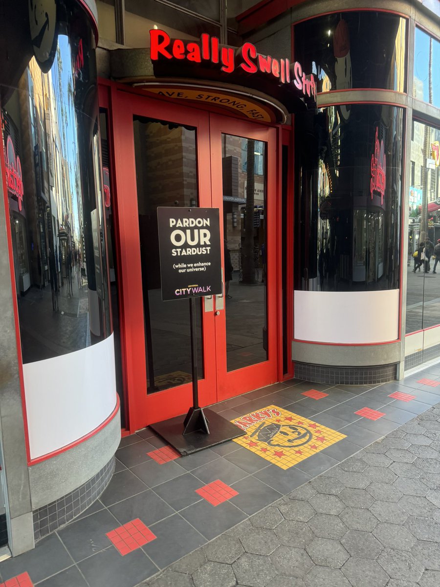 TommytoonWorld's tweet image. Sparkys windows were covered w/ film by 2pm. What’s next to go? #universal #sparkys #citywalk #universalstudios