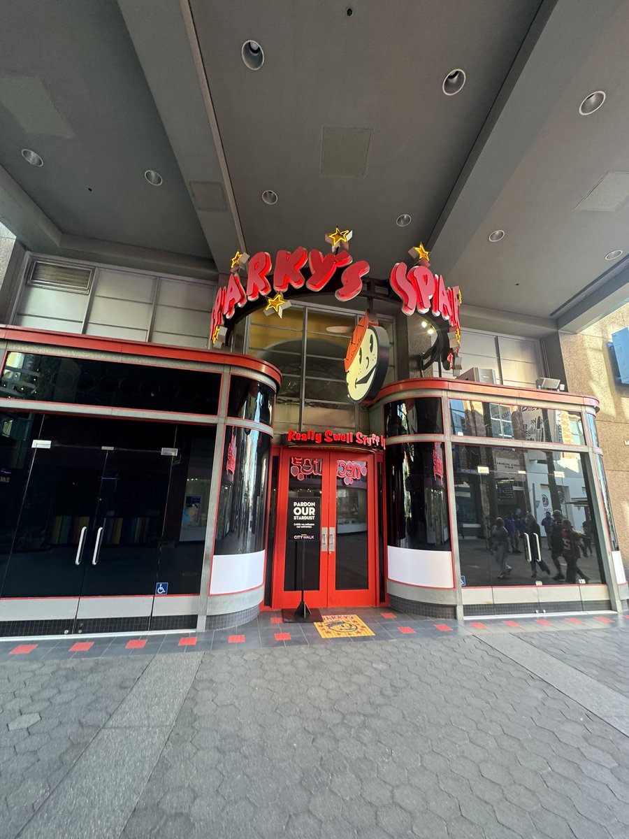 TommytoonWorld's tweet image. Sparkys windows were covered w/ film by 2pm. What’s next to go? #universal #sparkys #citywalk #universalstudios