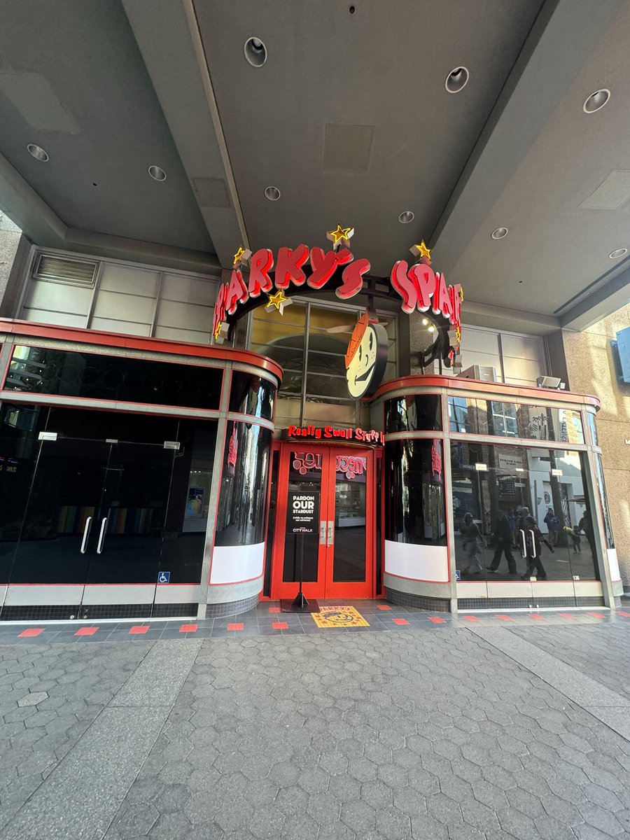 TommytoonWorld's tweet image. Sparkys windows were covered w/ film by 2pm. What’s next to go? #universal #sparkys #citywalk #universalstudios