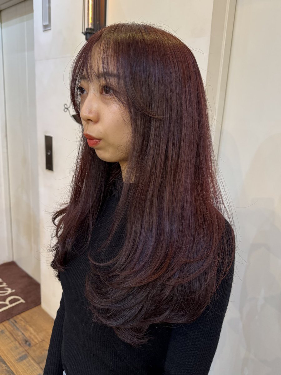 MINATO_24_'s tweet photo. 営業後のモデルさん

【 カット+カラー+フルコーストリートメント👩🏻✨】

色ムラを補正しながらシングルカラーで作れる綺麗なボルドーに🫧
カットは、レイヤーをしっかり入れて巻いた時に動きが出る可愛いスタイル

🏠 Belle 銀座並木通り店

 #カラーモデル #トリートメント #Aujua  #カットモデル https://t.co/xy9F9DBoyr