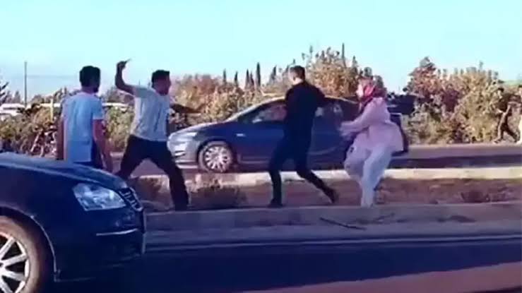 DrSarperSaglam's tweet image. 15 yıllık bir acilciden öfke kontrolünü dinlemek ister misiniz? Yüzlerce öfkeli, korkmuş, çaresiz insanı gözlemledim. Acilde onlarca tartışmanın kalbinde yer aldım. Bir çoğunu basit taktiklerle söndürebilirsiniz. Günlük yaşamda ve trafikte karşılaşabileceğiniz öfkeyi dindirmek⏩