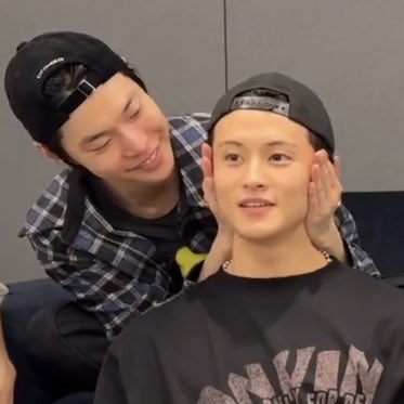 아기 다루듯이 굴면서
그 아기에게 침대 위까지 내어주는 형이라니