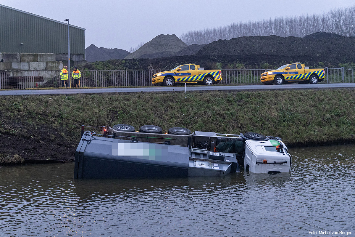 Vrachtwagen in de Hoofdvaart in Lijnden gereden