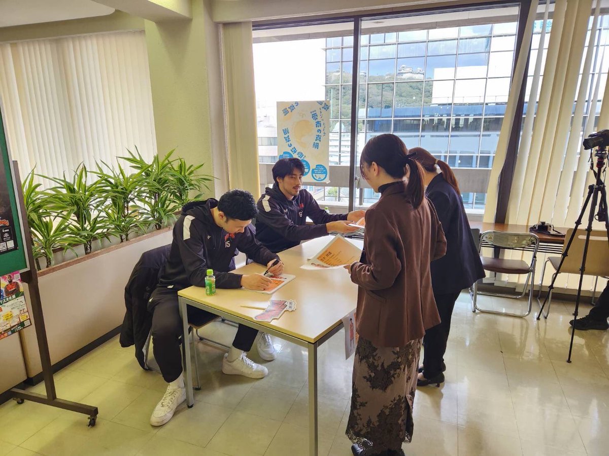 IYOBANKofficial's tweet photo. #愛媛オレンジバイキングス の#玉木祥護 選手と#本多青 選手がPRのため来行されました🙌大きな選手にみんな大興奮‼︎次回ホームゲームは #伊予銀行 マッチデーです‼︎楽しいイベントやプレゼントも準備していますので、週末はみんなでコミセンに集合🍊🏀#VERTZ もお邪魔します🥎 https://t.co/UiBLanJdl7
