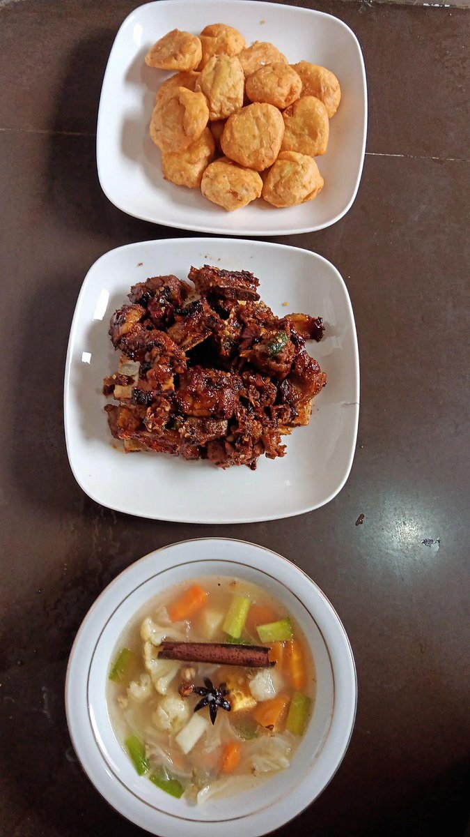 Bayuwidii1's tweet photo. @FOODFESS2 Gule sapi, iga bakar, tongseng ayam, coto makassar. Masak sendiri, muji sendiri wkwk https://t.co/jyYblPMALE