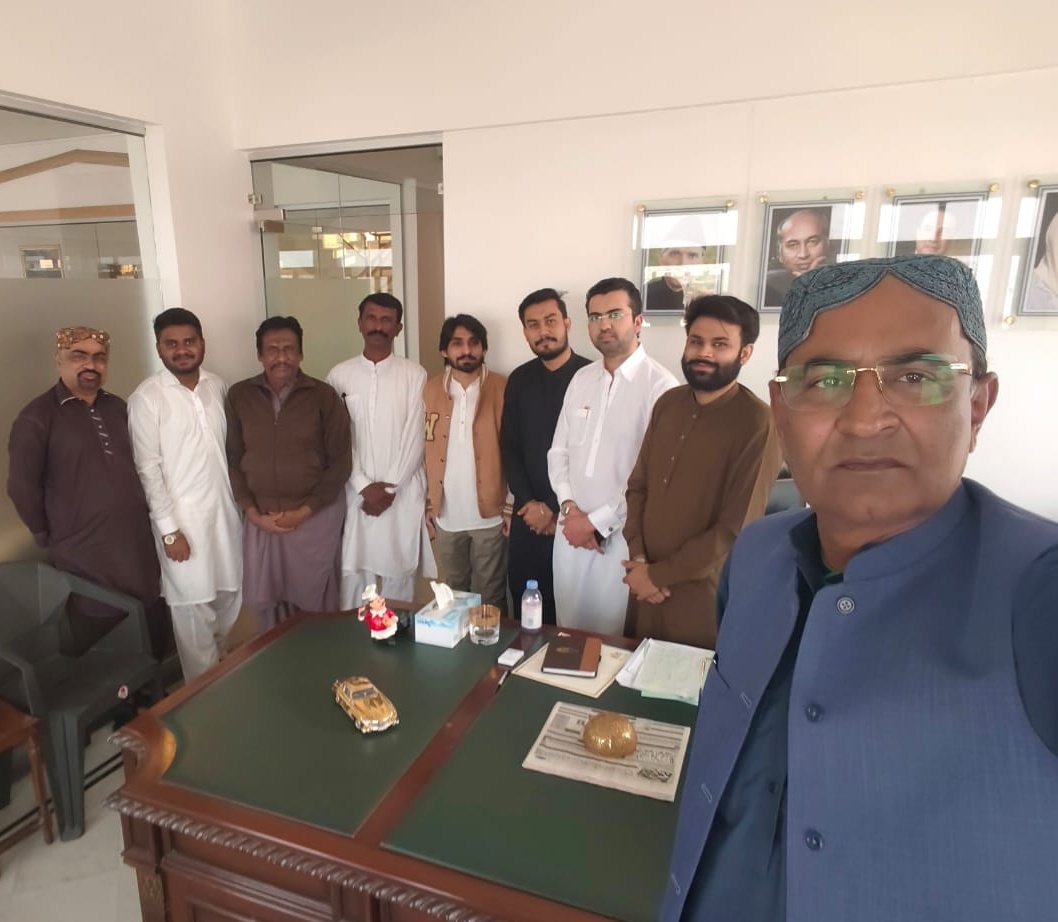 JamootIrfan's tweet photo. سردار حسین اسلم بھٹی صاحب سے بھٹ حویلی بھٹ آئی لینڈ پر دوستوں کے ساتھ ملاقات کی اور ان کو معاون خصوصی وزیراعلی سندھ مقرر ہونے پر مبارک باد پیش کی اس موقع پر سابق ایڈمنسٹریٹر فشری زاہد ابراہیم بھٹی بی موجود تھے https://t.co/9gHwCp2Cbd