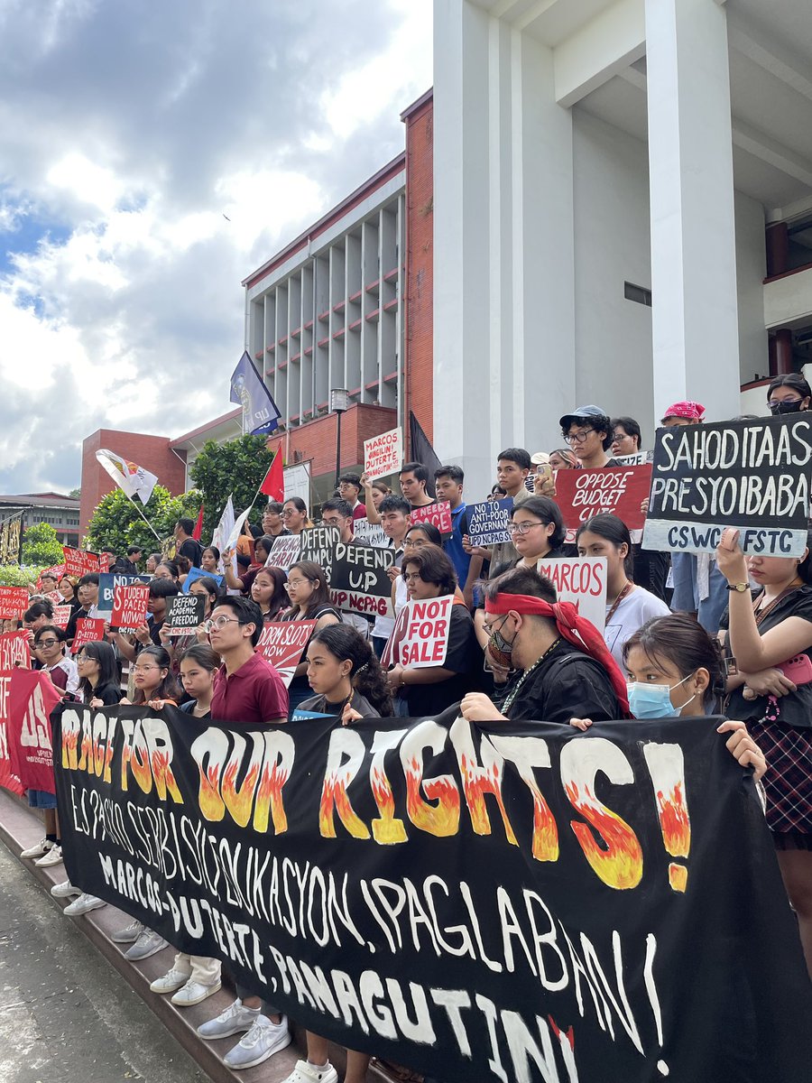 USCUPDiliman's tweet photo. Nagkaisa ang iba't ibang indibidwal at organisasyon ngayong First Day Rage sa AS Steps bitbit ang ating mga panawagan at kampanya.
Iskolar ng bayan, tumindig para sa espasyo at karapatan! Marcos, singilin! Duterte, panagutin!
#UPNotForSale
#DefendUP
#ImpeachSara https://t.co/wjAh8URMdb