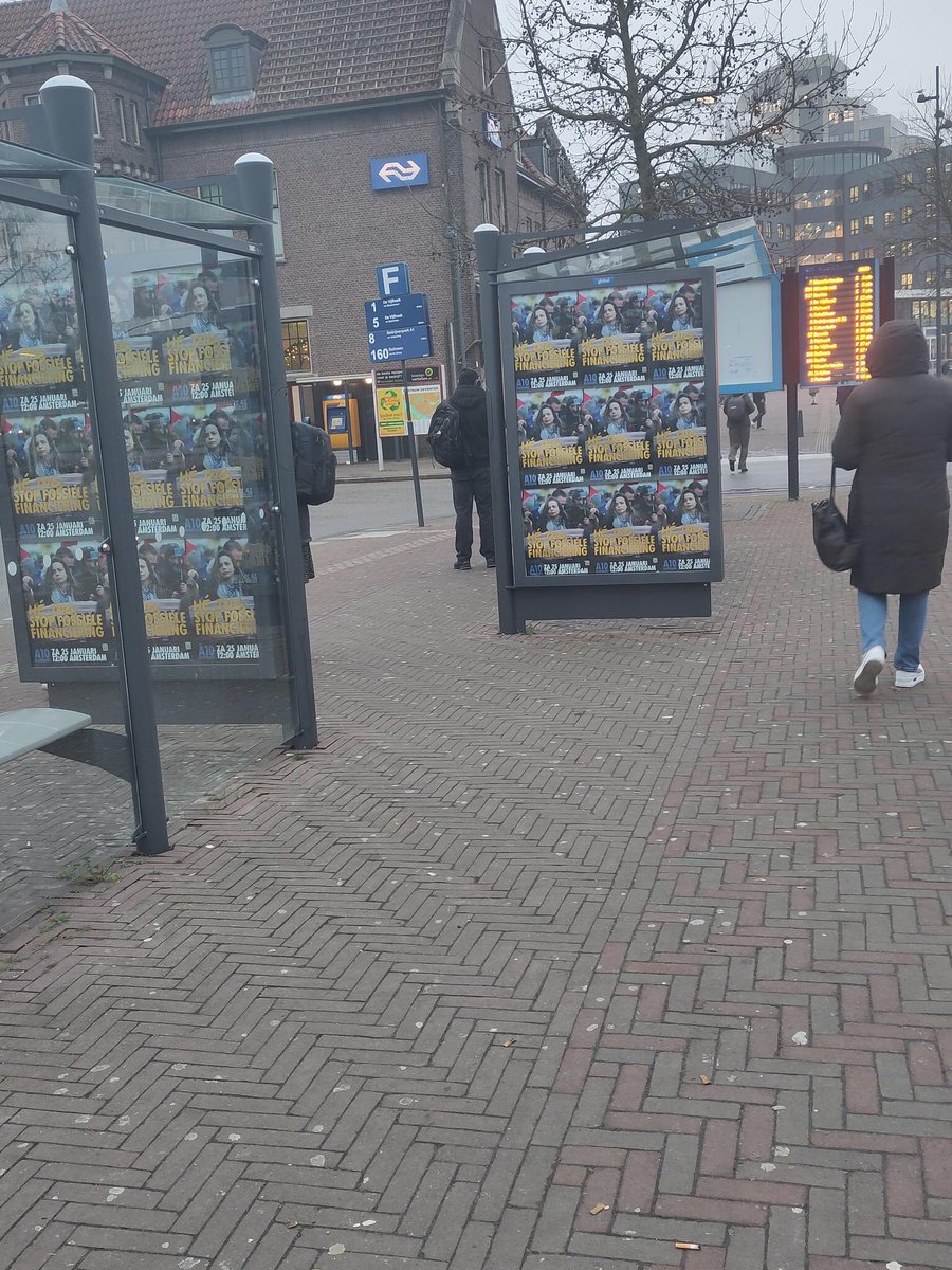 ashatenbroeke's tweet image. Het busstation in Deventer staat er rebels bij vandaag ✊💚🌍
#A10blokkade #StopFossieleFinanciering #extinctionrebelion