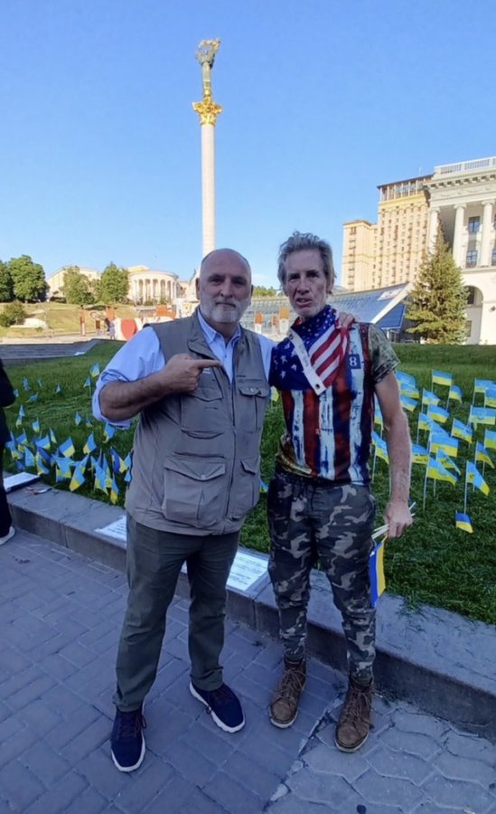 Es el chef José Andrés. En la primera imagen aparece admirándose a sí mismo. En la segunda, posando con el hombre que intentó asesinar a Trump. Ayer fue despedido fulminantemente de la Casa Blanca.