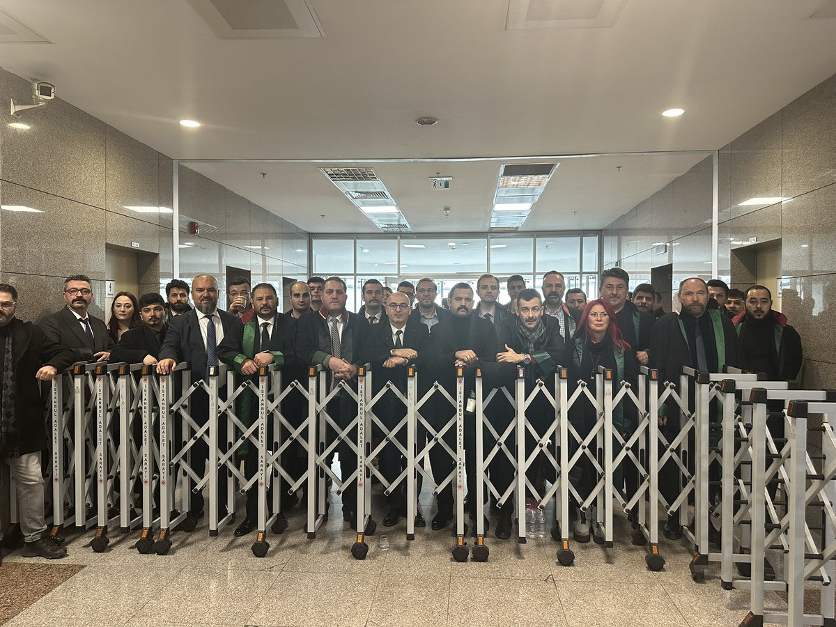 Avukatlar, Ümit Özdağ'ı savunmak için Çağlayan Adliyesi'ne geldi.