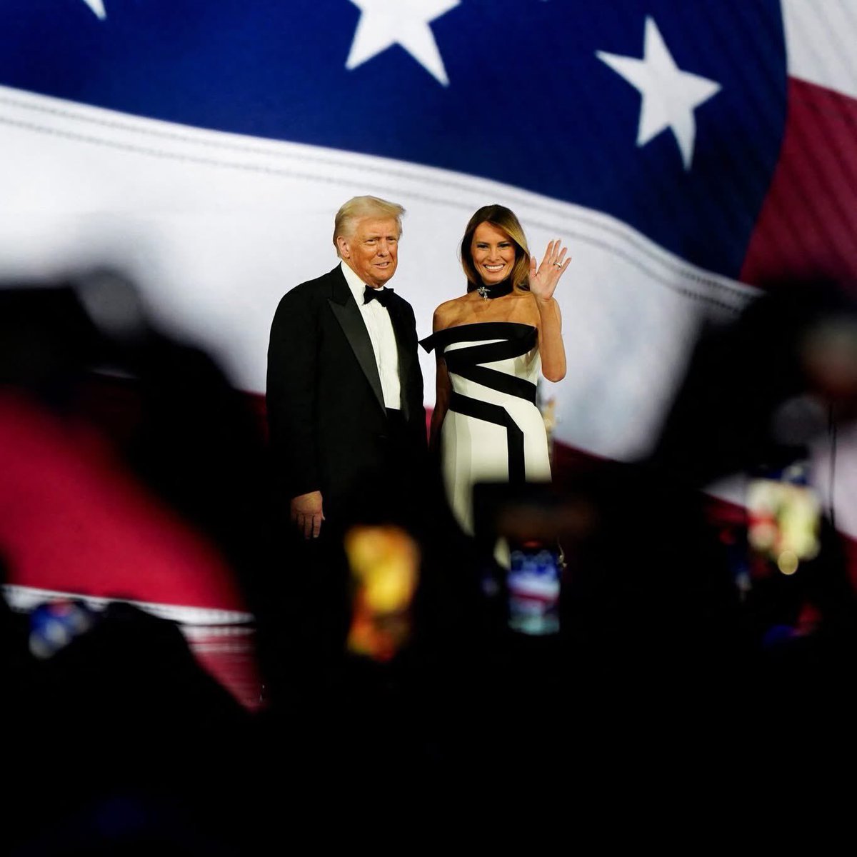 NUH5544's tweet photo. US President Donald Trump and his wife First Lady Melania Trump, alongside their family, attend the Liberty Ball on Inauguration Day of Donald Trump's second presidential term in Washington, US, January 20, 2025. 

Photos via Reuters. 

#DonaldTrump2025 #DonaldJTrump https://t.co/A4n2rWKeF4