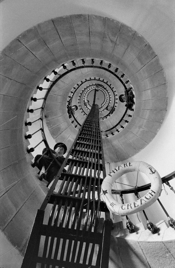 [Les gardiens du #phare du Créac'h #03]

En 1958, 6 gardiens du Créac'h coiffés de leur casquette des Phares &amp; Balises posent dans l'escalier devant l'objectif de Jean Marquis. 👇

Et on remarque une fois de plus la bouée du phare! 🛟

Source: J. Marquis/<a href="/Roger_Viollet/">Roger-Viollet</a>
