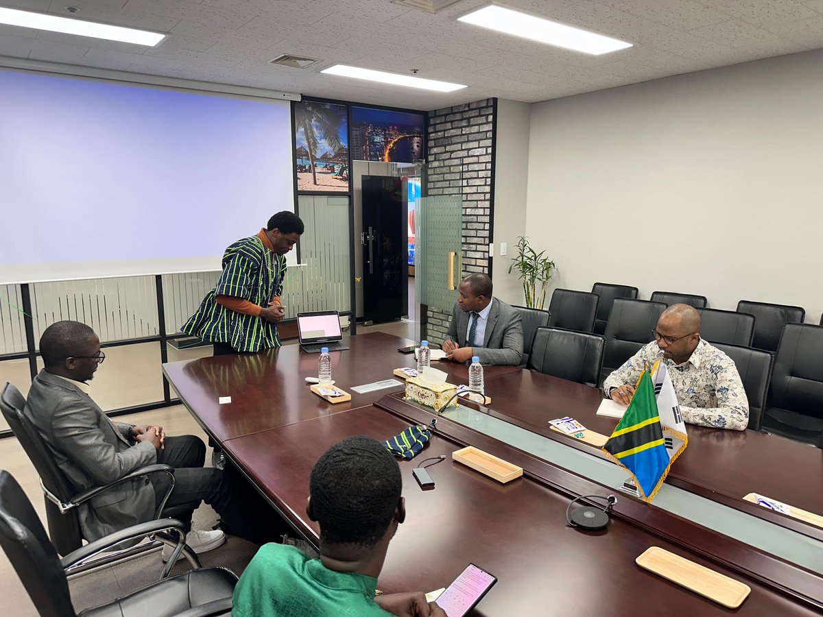 Pleasure meeting with H.E Togolani Edriss, Amb of Tanzania to South Korea 🇰🇷 tgt. with my team. We had great discussions today about ADF and how we as young leaders can shape the future. Looking forward to more meaningful engagements. 
#Africa #LeadershipInAction #ADF