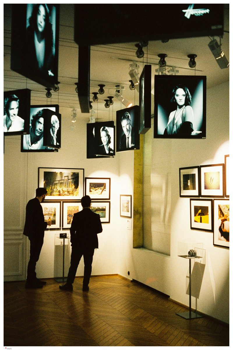 🌆 city loves art

[The analog chronicles. With Blind Magazine and <a href="/SHPofficiel/">Studio Harcourt Paris</a> (Paris), <a href="/99CamerasClub/">99 Cameras Museum</a>  challenged five seasoned documentary photographers to confront themselves to five iconic cameras dating from 1935 to 1964.]

#1of1 🎞️ #Cinestill 800T 📷 w/ #Rollei 35B