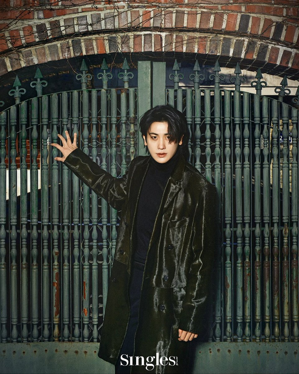 KontentChingu's tweet image. Woke up to PARK HYUNG SIK locking the doors of SINGLES' hearts forever just by piercing through their souls with his divine gaze 🔥 🔥 🔥 

Goddamn, he's the epitome of being gorgeous n sexy - the ultimate Human Vita-Min Min.
#ParkHyungSik #PHS #HyungSik