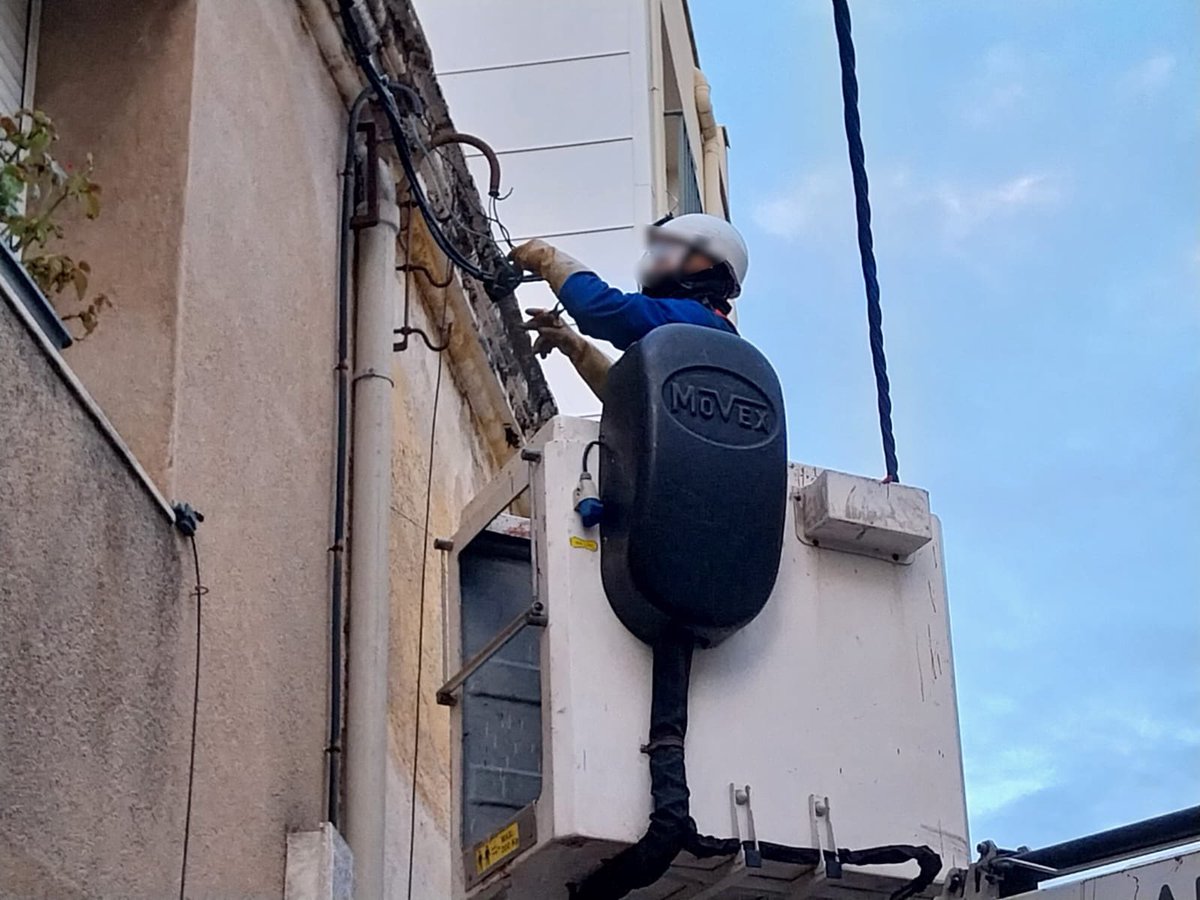 Se acabó pinchar la luz. Desenganchamos de la luz varias fincas okupadas en los barrios del Remei, Progrés, Centre y Sant Roc que la tenían pinchada, poniendo en riesgo a los vecinos del entorno y cargando el consumo a la factura de la luz de todos los vecinos de #Badalona.