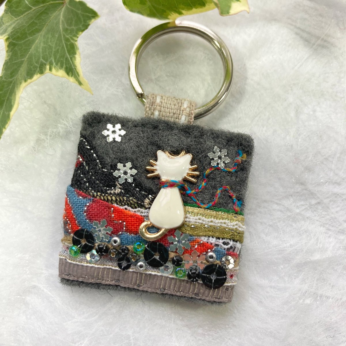 White cat in a scarf and snowflakes all around, my latest little keyring certainly has a winter vibe ❄️.
Now available through my shop: elliestreasures.square.site/s/shop

#EarlyBiz #mhhsbd #catlover