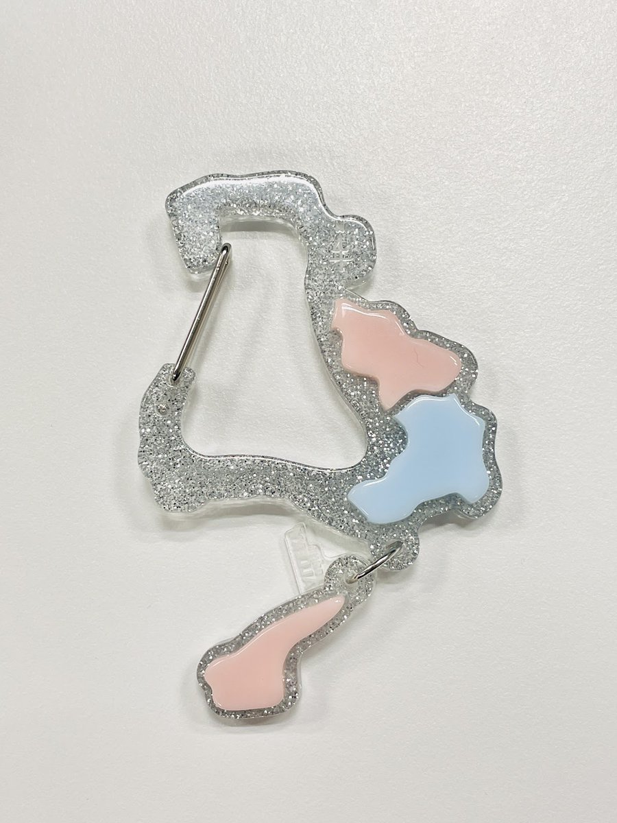 MapDesign_G's tweet photo. 商品企画担当が『都道府県型のカラビナを作ってみた』というので借りたんですが、淡路島がぶら下がってる兵庫県、個人的に結構好きでした☺

現状、試作品で販売の予定はないのですが、「欲しいよ」って方、「いいね」で教えてください😊何かしらの方法でプレゼント企画など考えます！ https://t.co/FekLTgwFoY