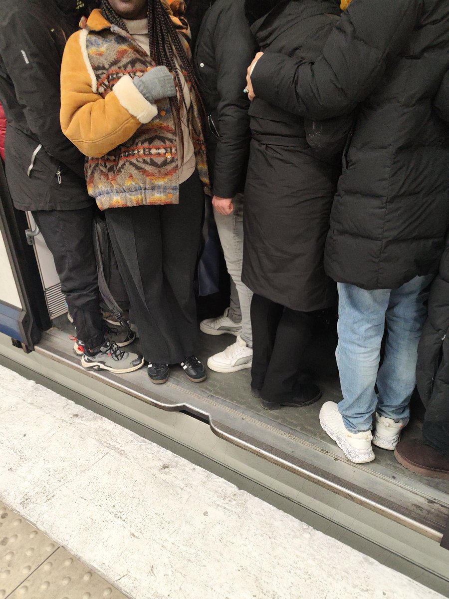 SFoutaises's tweet photo. @RER_A Je regrette l'époque où le A était l'alternative sûre pour arriver à destination.
RER retardés, ceux qui arrivent son pleins et impossible de monter, comme presque chaque jour.

Résultat : en retard au boulot, encore et toujours ; pour 88,80€/mois. 🤡 https://t.co/f3NZ8MDZOz