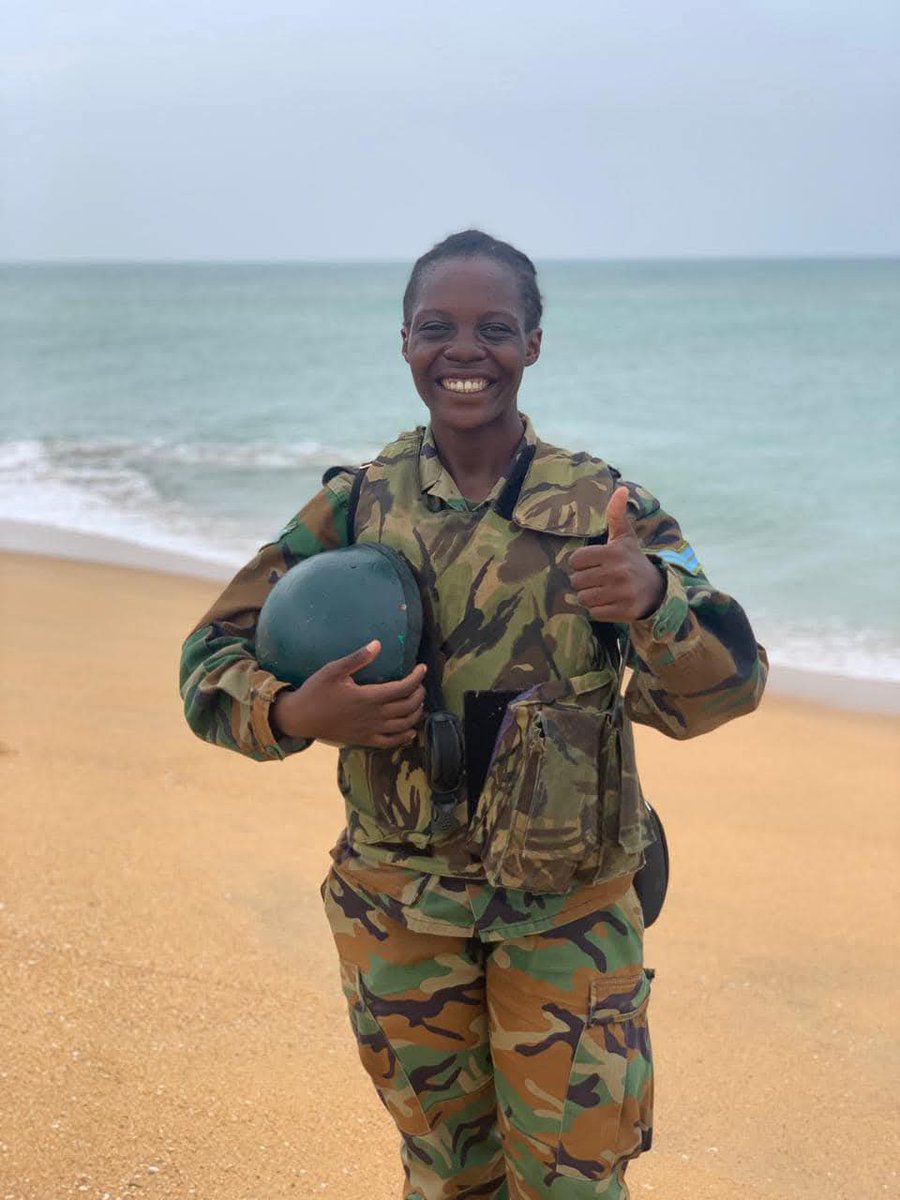 MrsHichilema's tweet image. Congratulations Corporal Winnie Silubanje for being the 1st female in #ZAF to complete Explosive Ordnance &amp;amp; Disposal training. Your dedication &amp;amp; bravery during 5 months training in Sri Lanka is commendable. So proud of
this #trailblazer, paving the way for future generations.🇿🇲