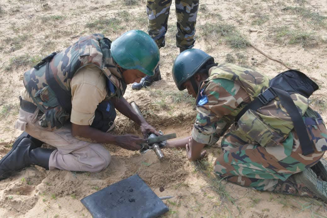 MrsHichilema's tweet image. Congratulations Corporal Winnie Silubanje for being the 1st female in #ZAF to complete Explosive Ordnance &amp;amp; Disposal training. Your dedication &amp;amp; bravery during 5 months training in Sri Lanka is commendable. So proud of
this #trailblazer, paving the way for future generations.🇿🇲