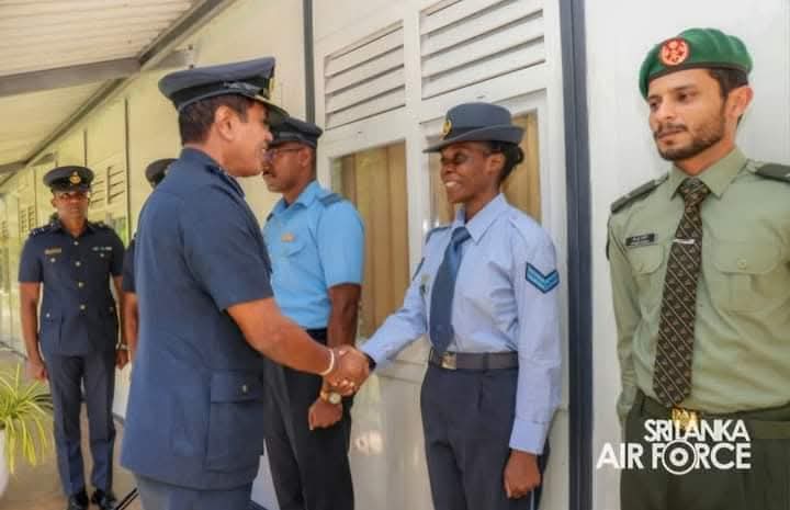 MrsHichilema's tweet image. Congratulations Corporal Winnie Silubanje for being the 1st female in #ZAF to complete Explosive Ordnance &amp;amp; Disposal training. Your dedication &amp;amp; bravery during 5 months training in Sri Lanka is commendable. So proud of
this #trailblazer, paving the way for future generations.🇿🇲
