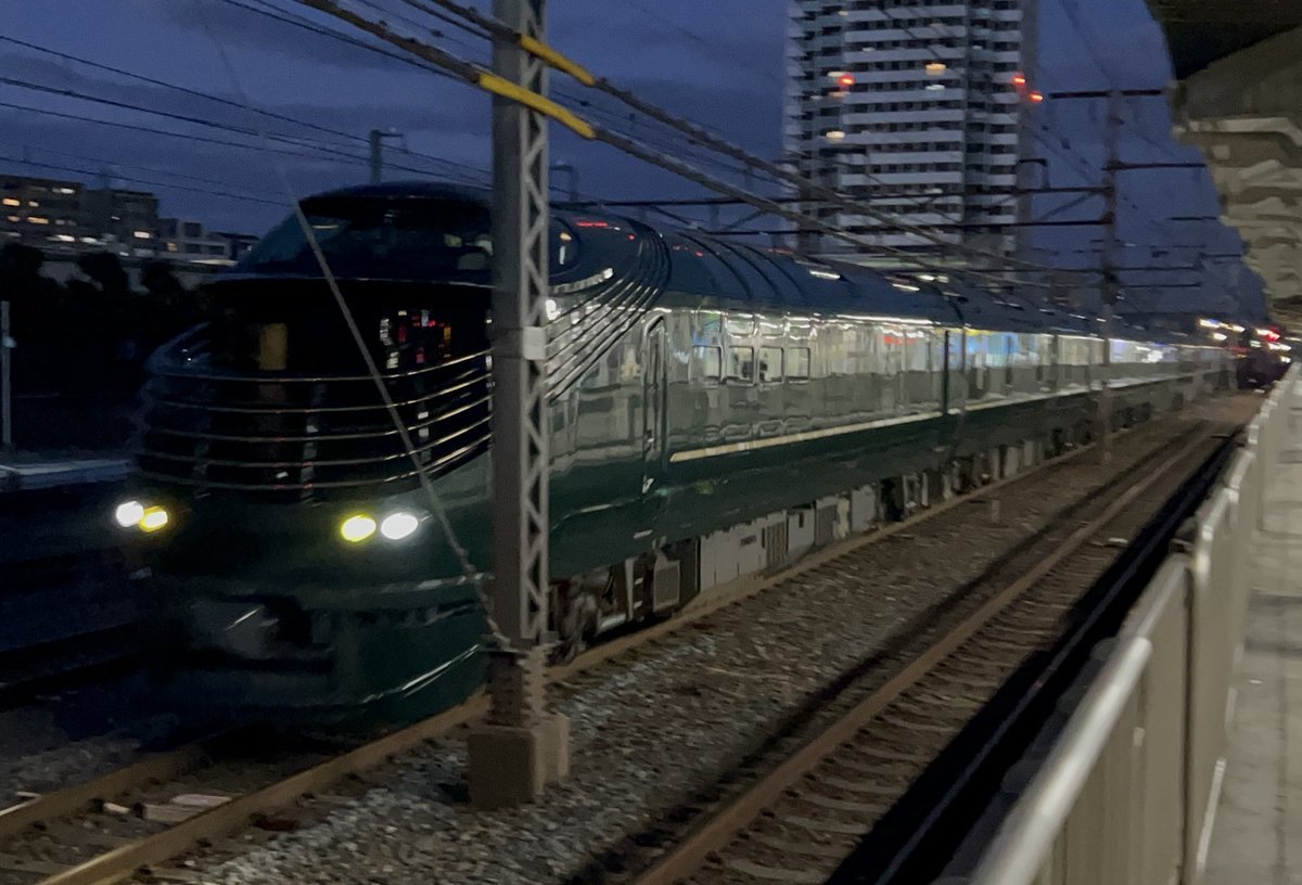 minniemousebot's tweet photo. 25.1.21(火)吹田駅🚉17:44
TWILIGHT EXPRESS 瑞風〜✨
#TWILIGHTEXPRESS 瑞風
#トワイライトエクスプレス瑞風
#キイテ87系
#クルーズトレイン https://t.co/4f7Tr1eoWW
