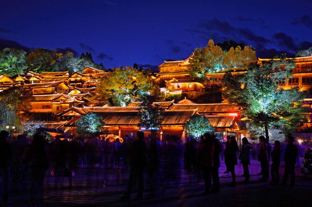 flexinter_baba's tweet photo. 中国雲南省の「麗江古城」はナシ族により建設された都市。ナシ族と関連深いトンパ文字は「生きた象形文字」とも言われ、『トンパ経』はユネスコの事業「世界の記憶」にも登録されています。瓦屋根や石畳の風情ある街並みが印象的ですが、近年は過度な観光地化が進んでいるそうです。 https://t.co/Su6tLofb37