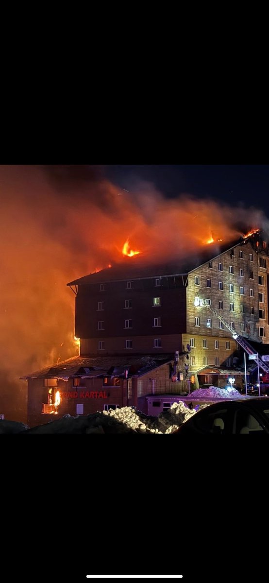 yangın merdiveni yok deniyor! yangın alarmı çalmamış deniyor! bunlar nasıl ihmaller ya,bu ülkenin acı ile sınavı bitmiyor maalesef, ihmaller, bir bir ölümler.bunda payı olan kim varsa otel sahibi, denetleyen vs hepsi ama hepsi müebbet hapis almalı.allah sabırlar versin 

#Bolu